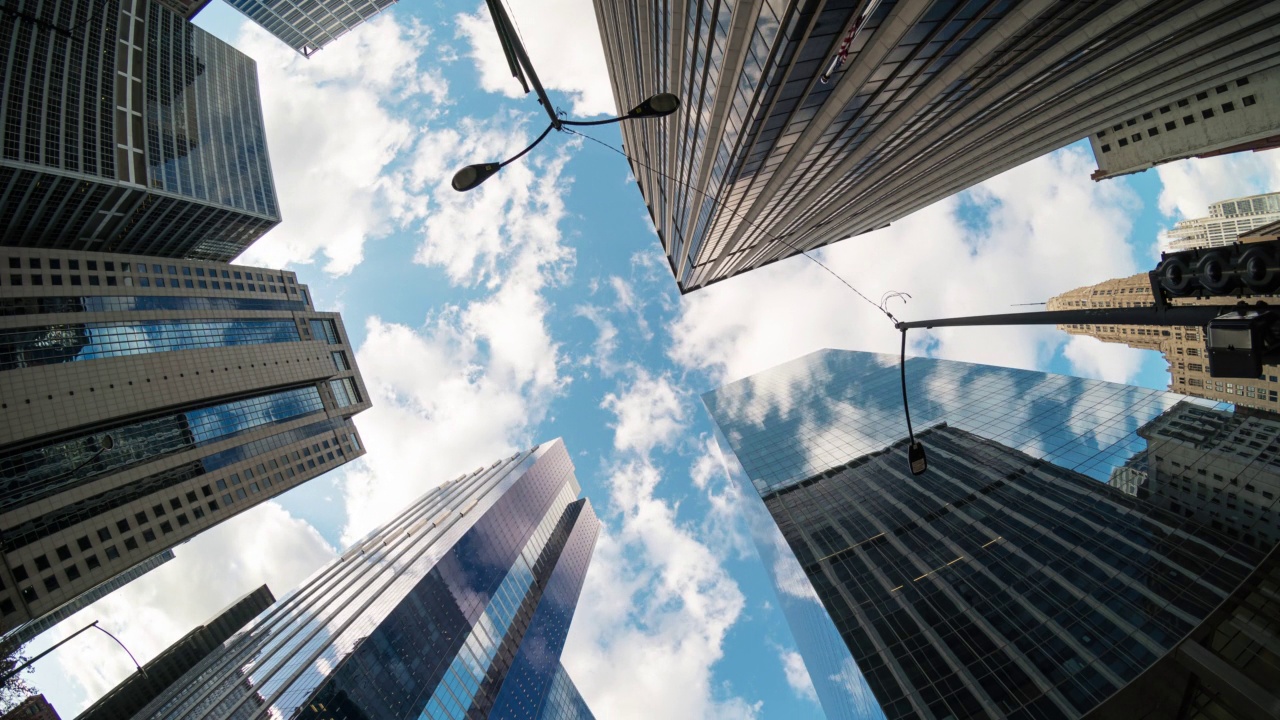 时间流逝高层企业大厦摩天大楼的低角度视频素材