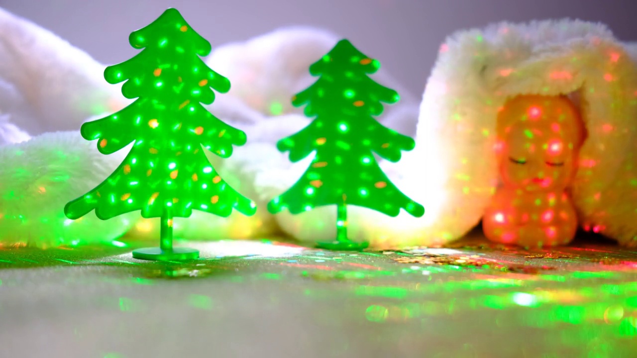 冬仙子喜庆的背景。圣诞气氛与可爱的玩具。视频下载