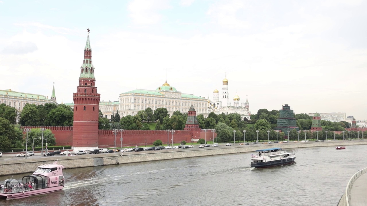 2022年7月28日，俄罗斯莫斯科，从莫斯科大桥看克里姆林宫视频素材