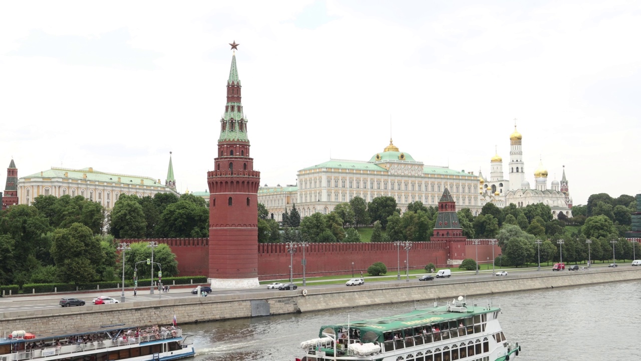2022年7月28日，俄罗斯莫斯科，从莫斯科大剧院卡门尼桥俯瞰克里姆林宫。游客乘坐的汽船正在穿过莫斯科河视频素材