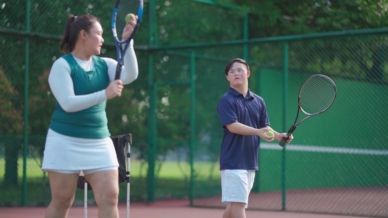 亚洲华人女教练指导中国唐氏综合症男子打网球视频下载