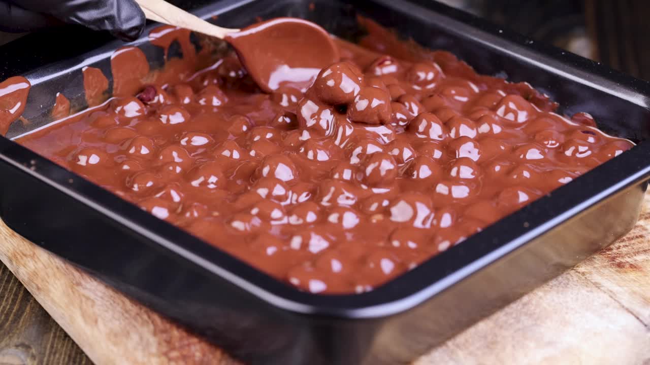 将热巧克力与榛子混合在一起视频素材