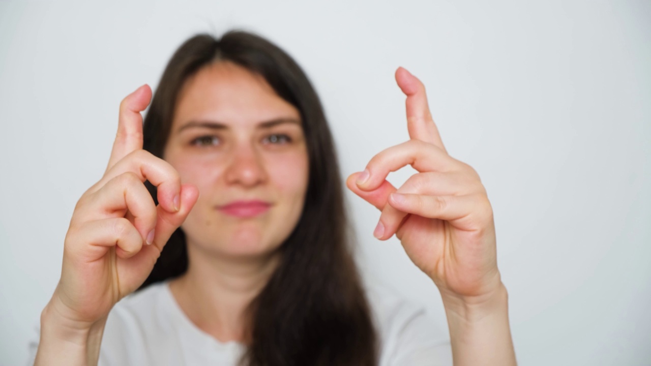 一名女子显示出一种不寻常的能力，她的手指只能弯曲一个关节。视频下载