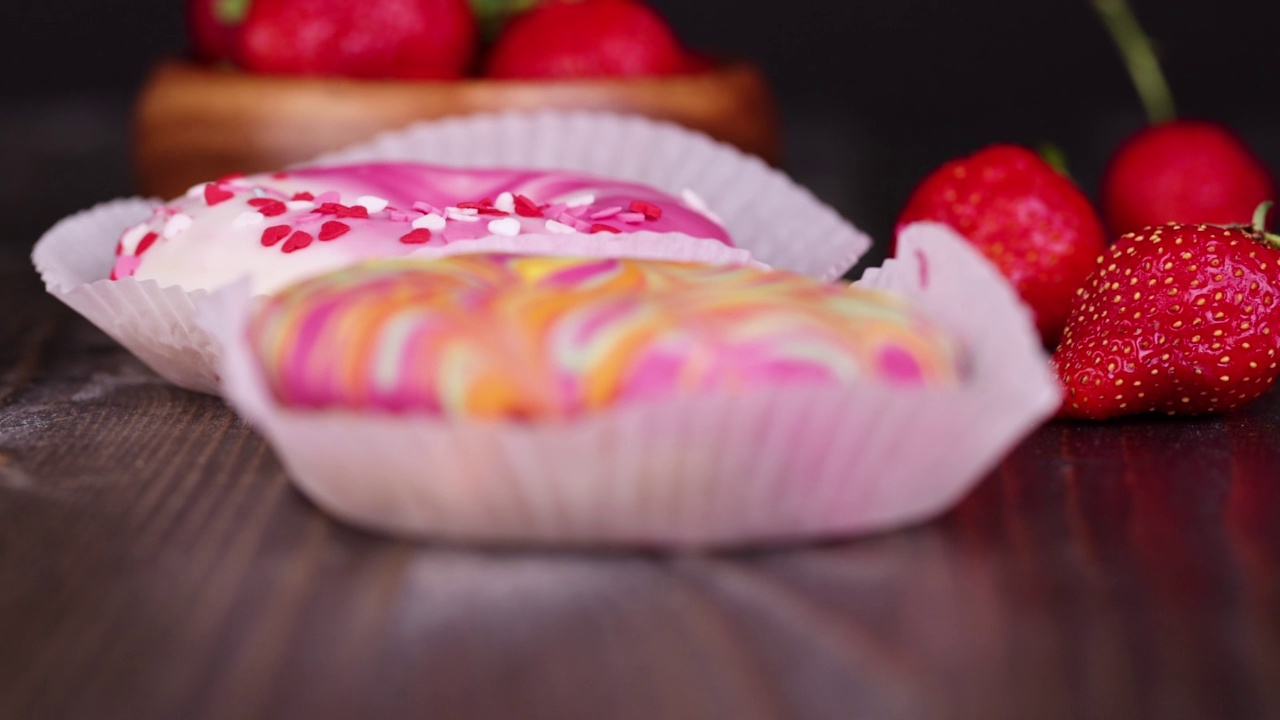 将甜甜圈涂上釉料，并加入浆果馅视频下载
