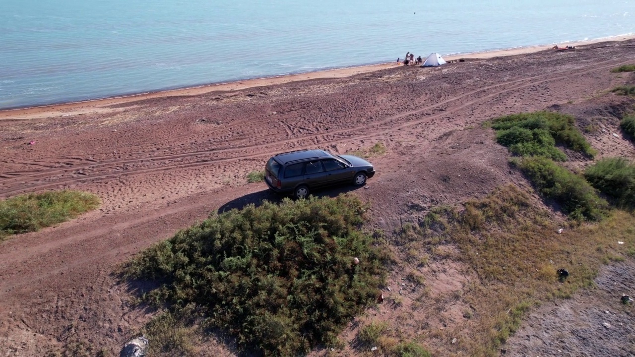 湖边的小山上停着一辆黑色的汽车视频下载