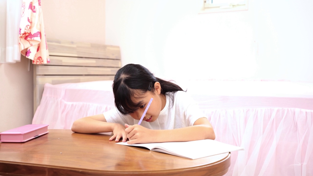 小学女生独自在儿童房学习视频下载