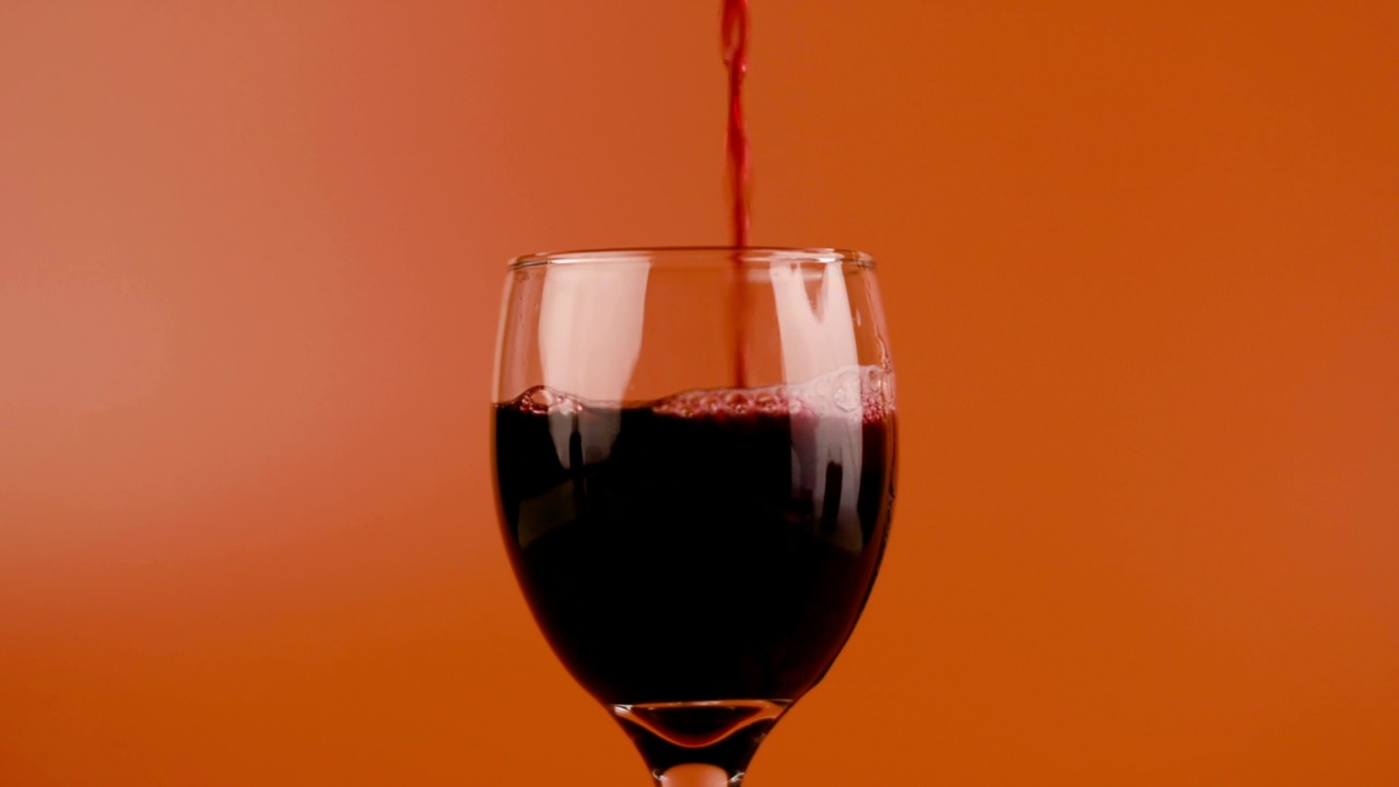 红酒在玻璃杯中准备好视频素材