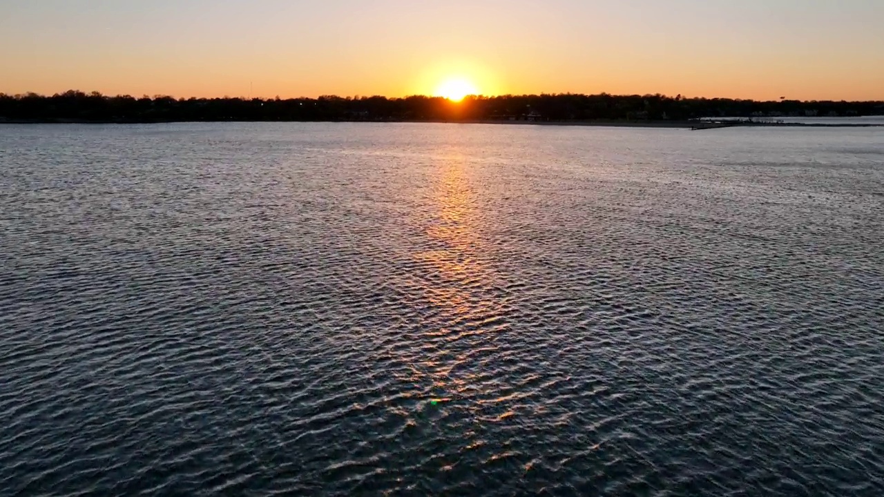 日落时分的无人机鸟瞰图视频素材