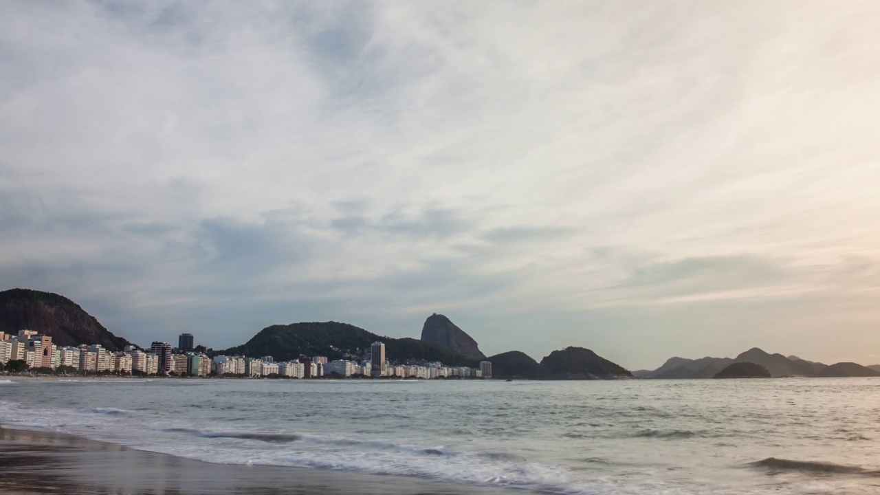 科帕卡巴纳海滩的日落，巴西里约热内卢的里约热内卢视频素材