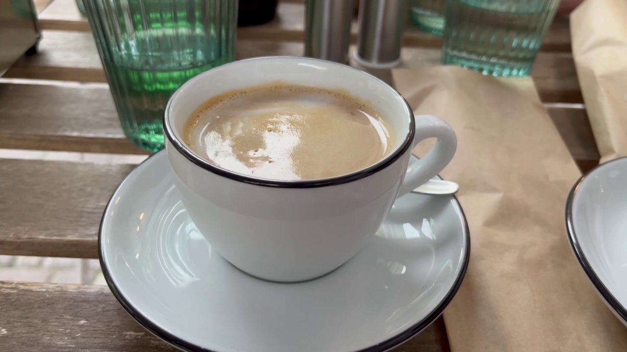 室外咖啡馆桌上的一杯咖啡，4k视频素材