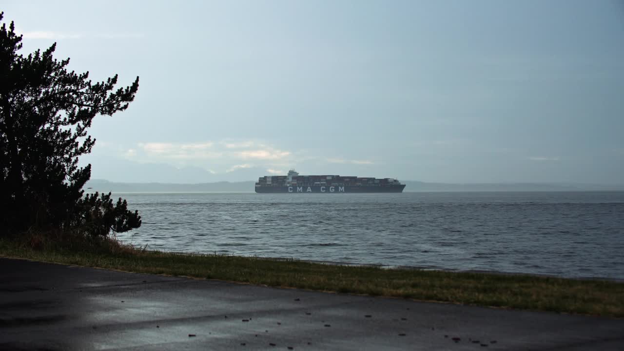 在普吉特湾运输箱子的商业货运集装箱船视频素材