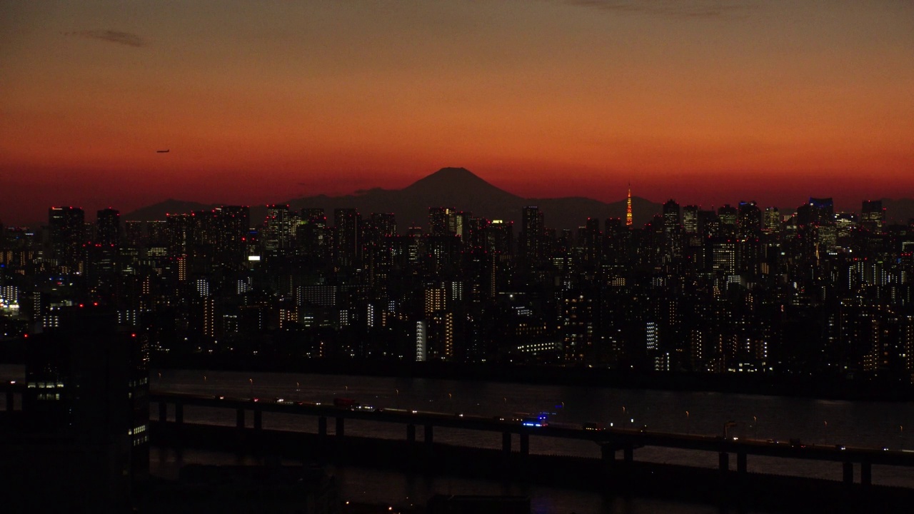 日本东京:东京和富士山的日出或日落景观。视频素材