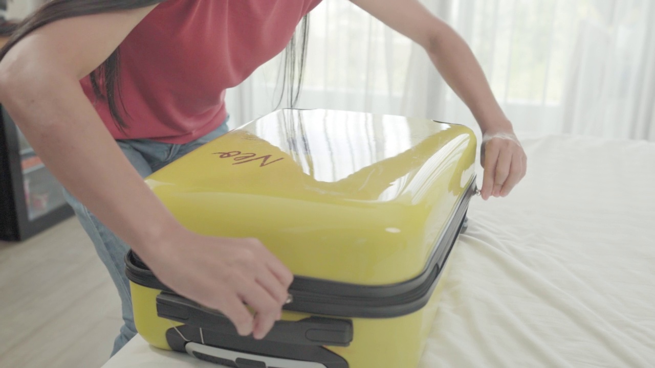 女人在家收拾行李箱，旅游观念。视频素材