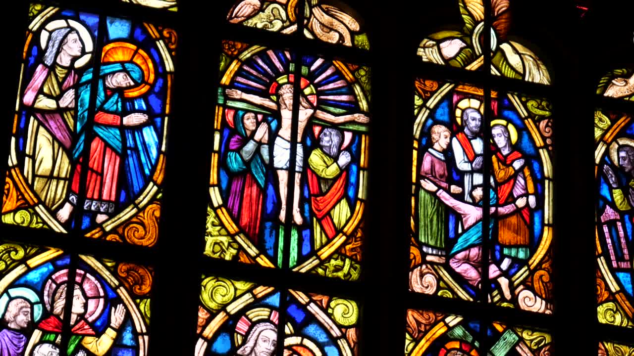 古老古色古香的彩色玻璃窗在黑暗的教堂，圣徒、圣经场景的宗教艺术装饰细节，特写，没有基督徒，基督教的艺术符号视频素材