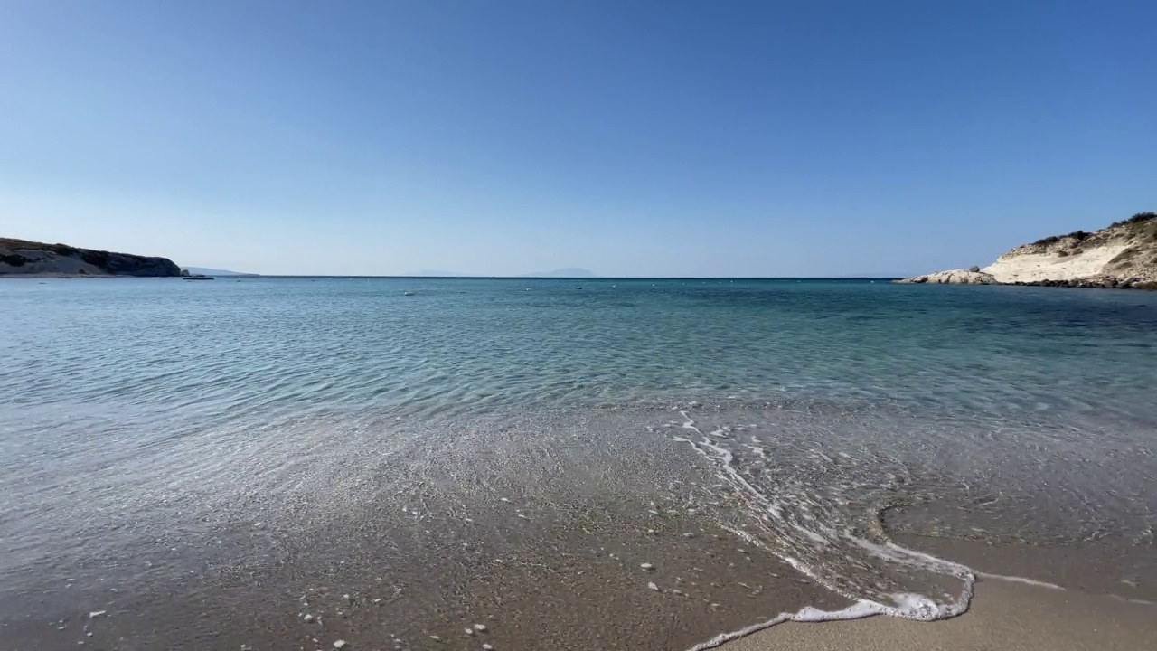 夏天炎热，海滩和清澈的大海为背景和暑假视频素材