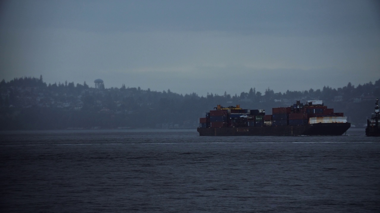 在普吉特湾运输箱子的商业货运集装箱船视频素材