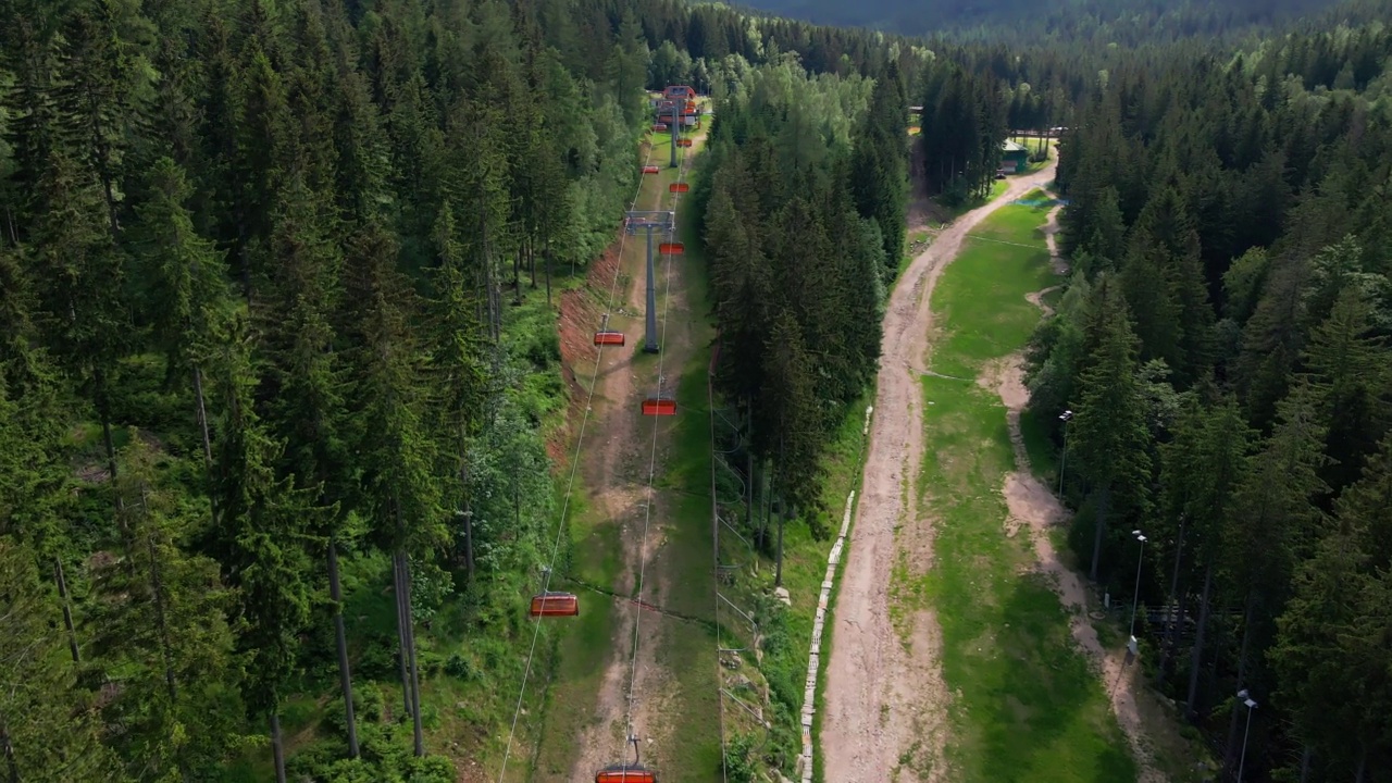 波兰卡帕茨，用露天缆车俯瞰山脉视频素材