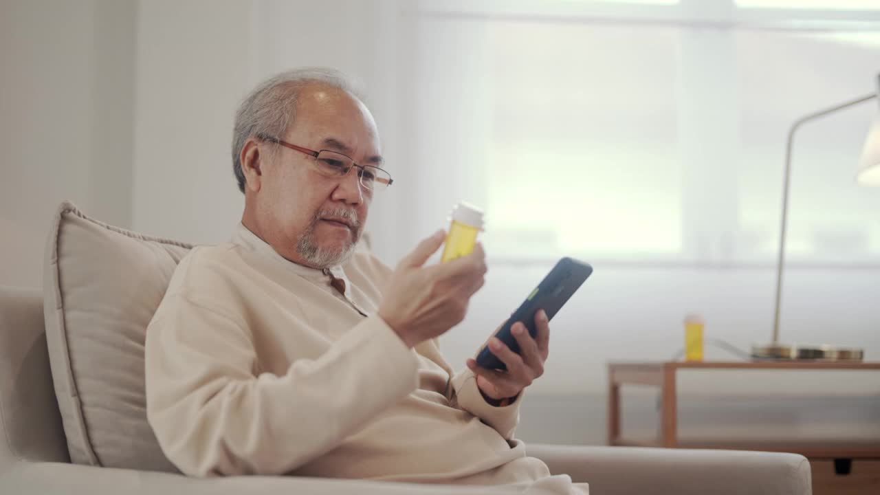 快乐的亚洲人用智能手机在线续药视频素材