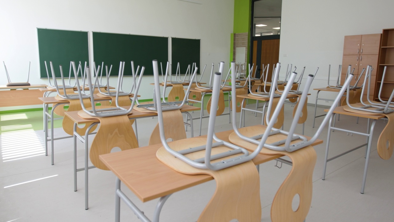 桌子上有椅子的现代空教室视频素材