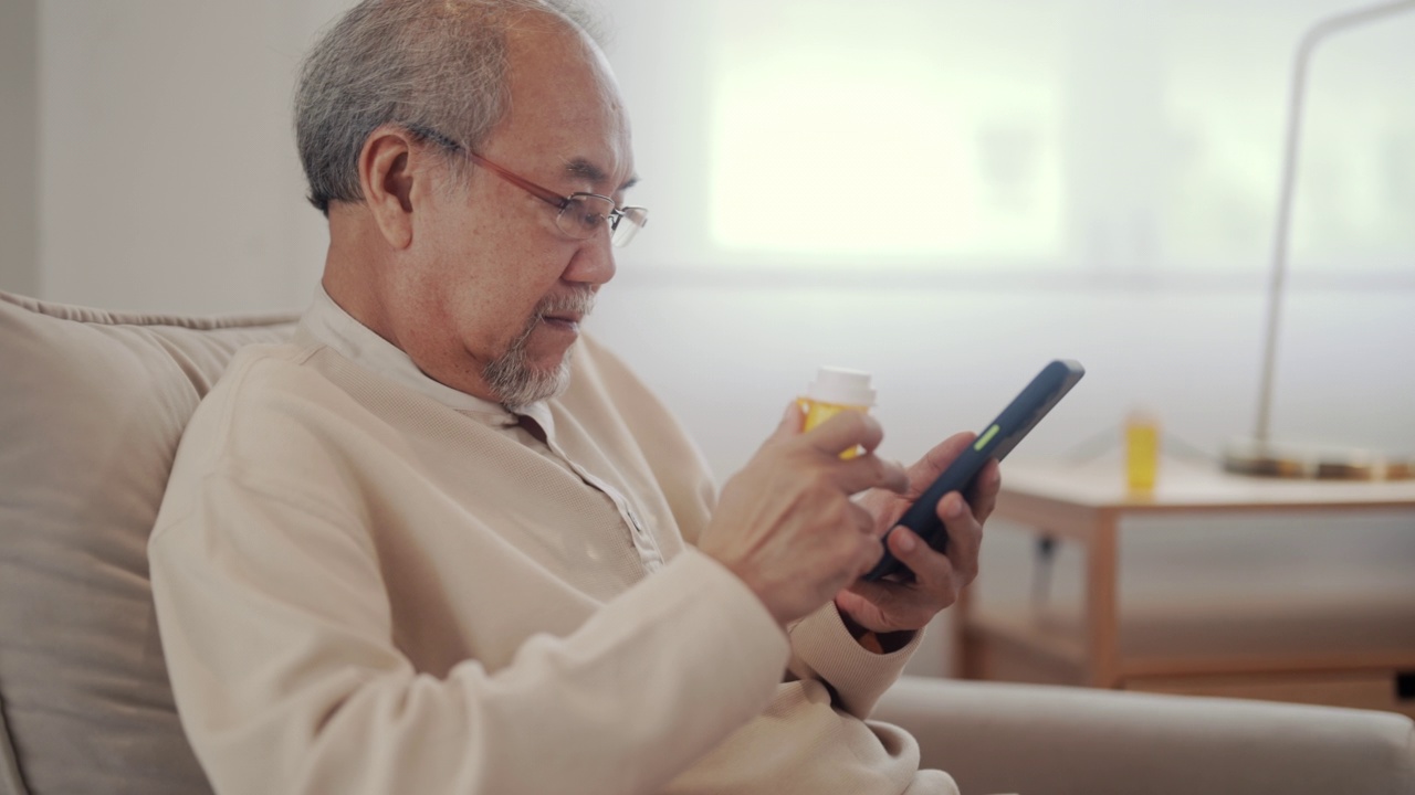 快乐的亚洲人用智能手机在线续药视频素材