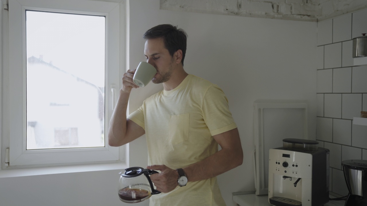 一个年轻人端着一杯咖啡视频素材