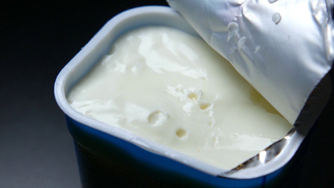 用勺子从塑料容器中挑选新鲜的酸奶视频下载