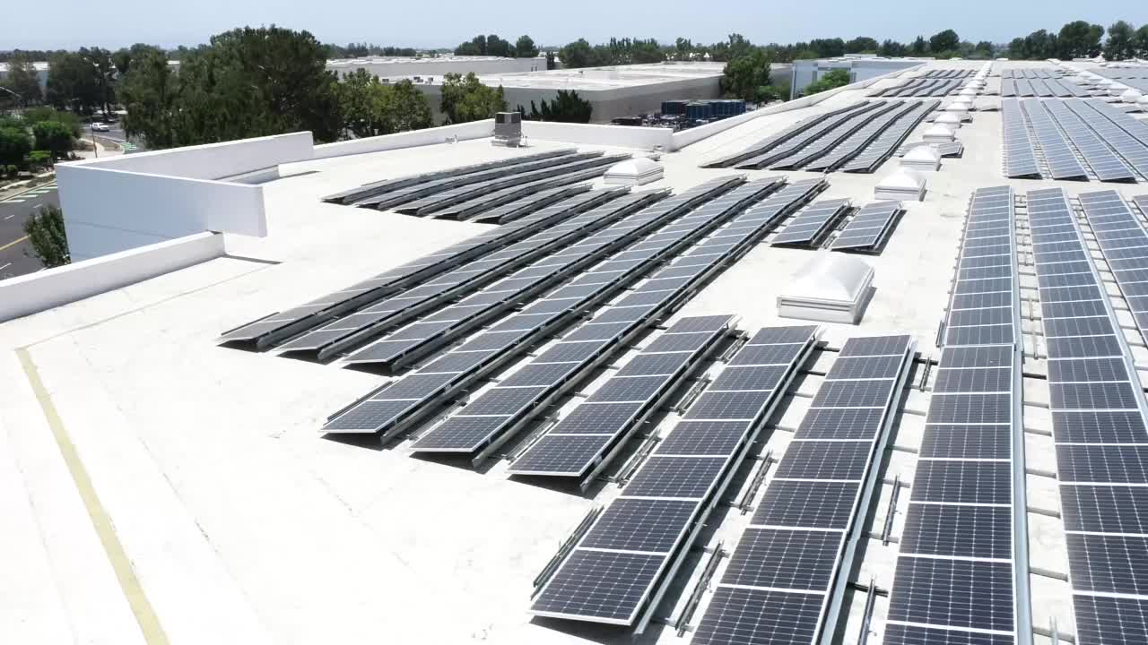 安装在大型工业建筑或仓库屋顶的太阳能电池板天线视频下载