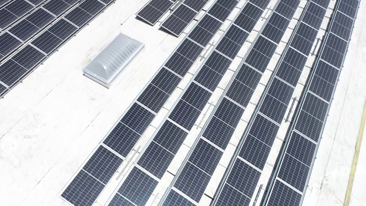 安装在大型工业建筑或仓库屋顶的太阳能电池板天线视频下载