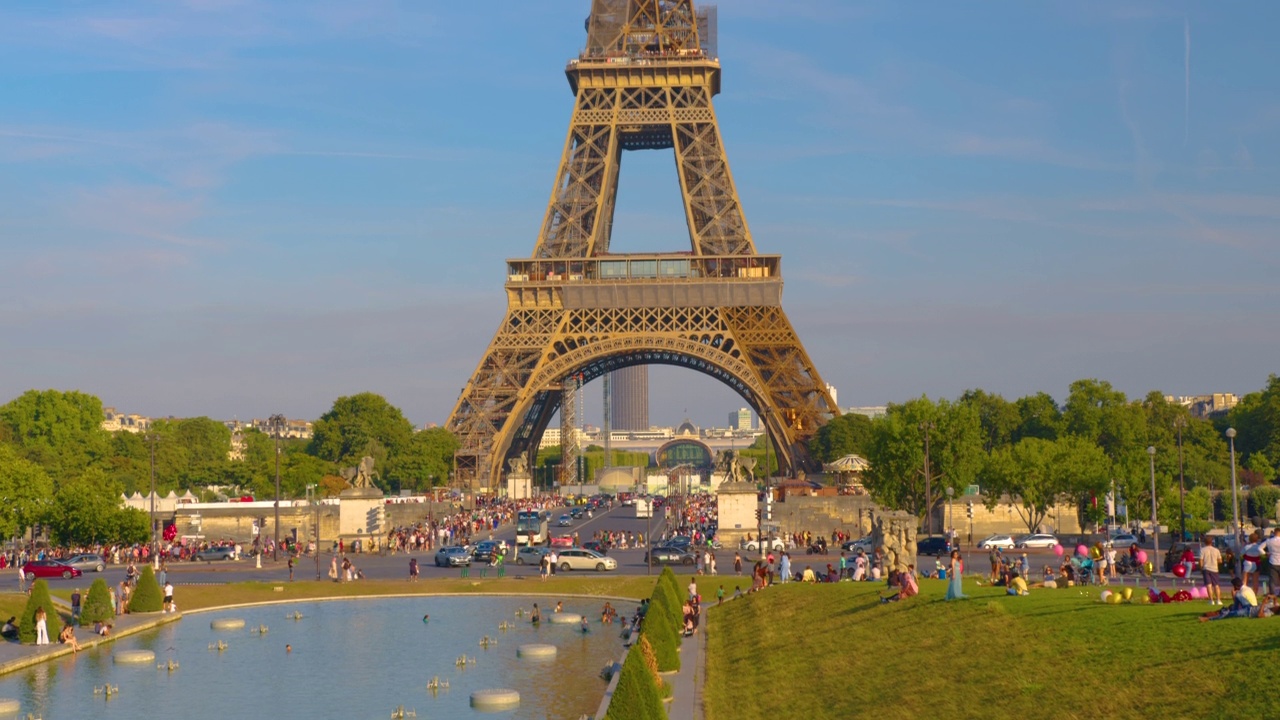 2022年7月26日，法国巴黎:埃菲尔铁塔在夏天的夕阳下。法国最受欢迎的旅游地标视频素材