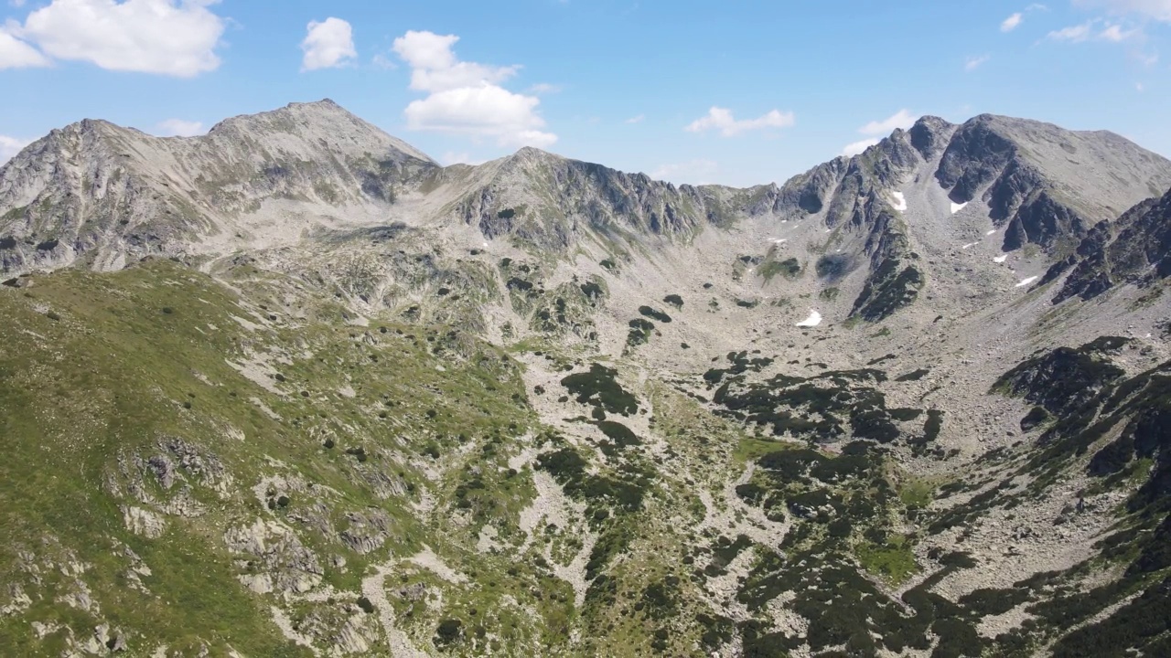 鸟瞰图Yalovarnika和Kamenitsa峰在皮林山，保加利亚视频下载