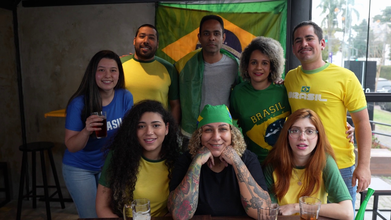 一群朋友一起在酒吧看巴西足球比赛视频下载