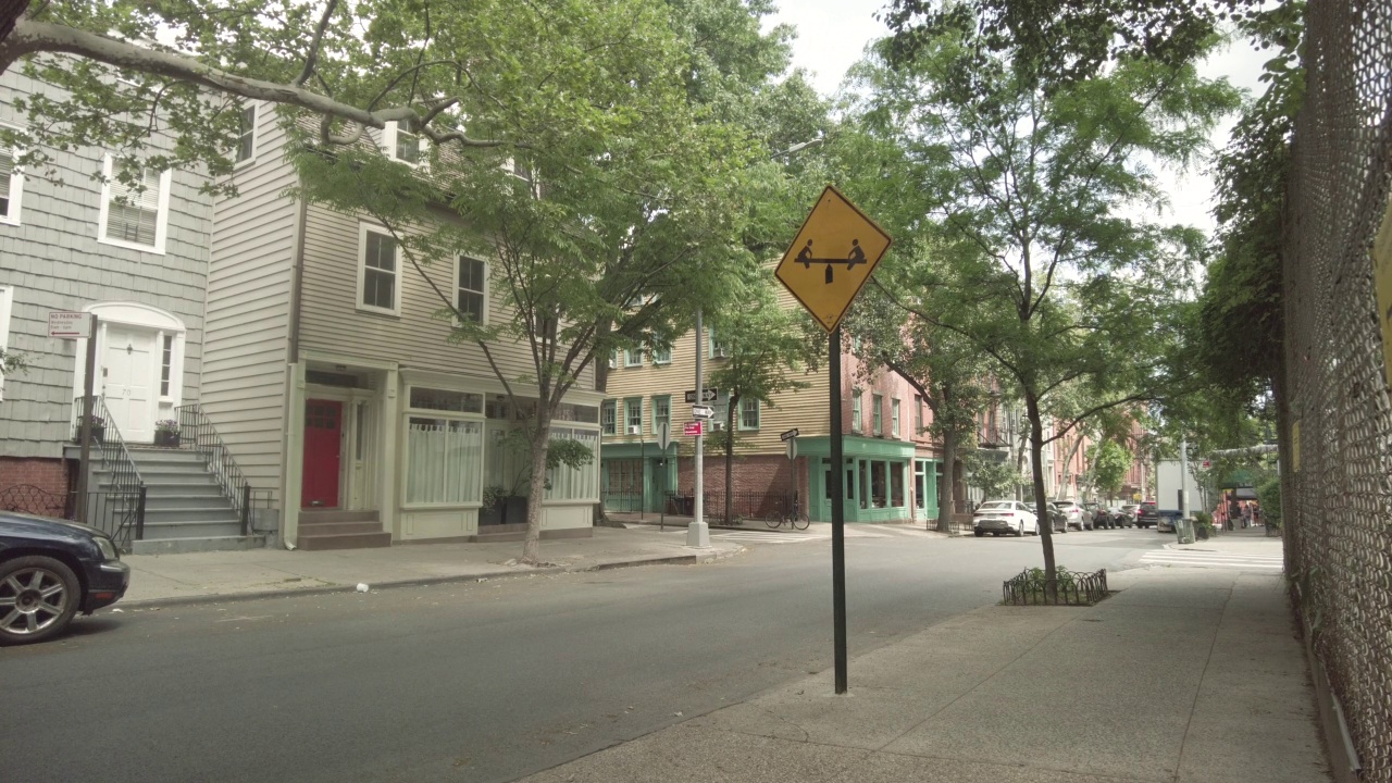 布鲁克林高地有游乐场标志的希克斯街视频下载