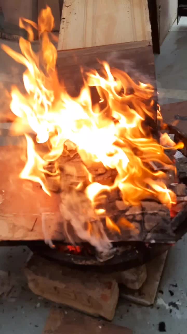 冬天家里的篝火。视频素材