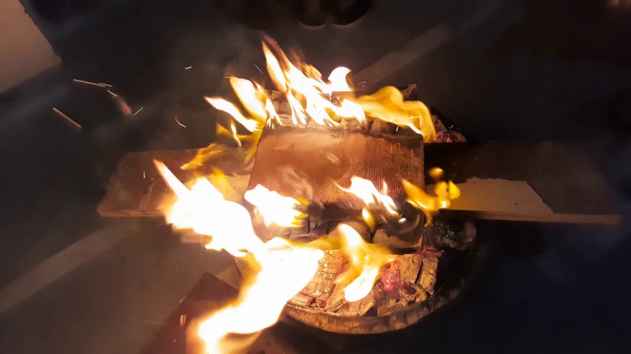 冬天家里的篝火。视频下载