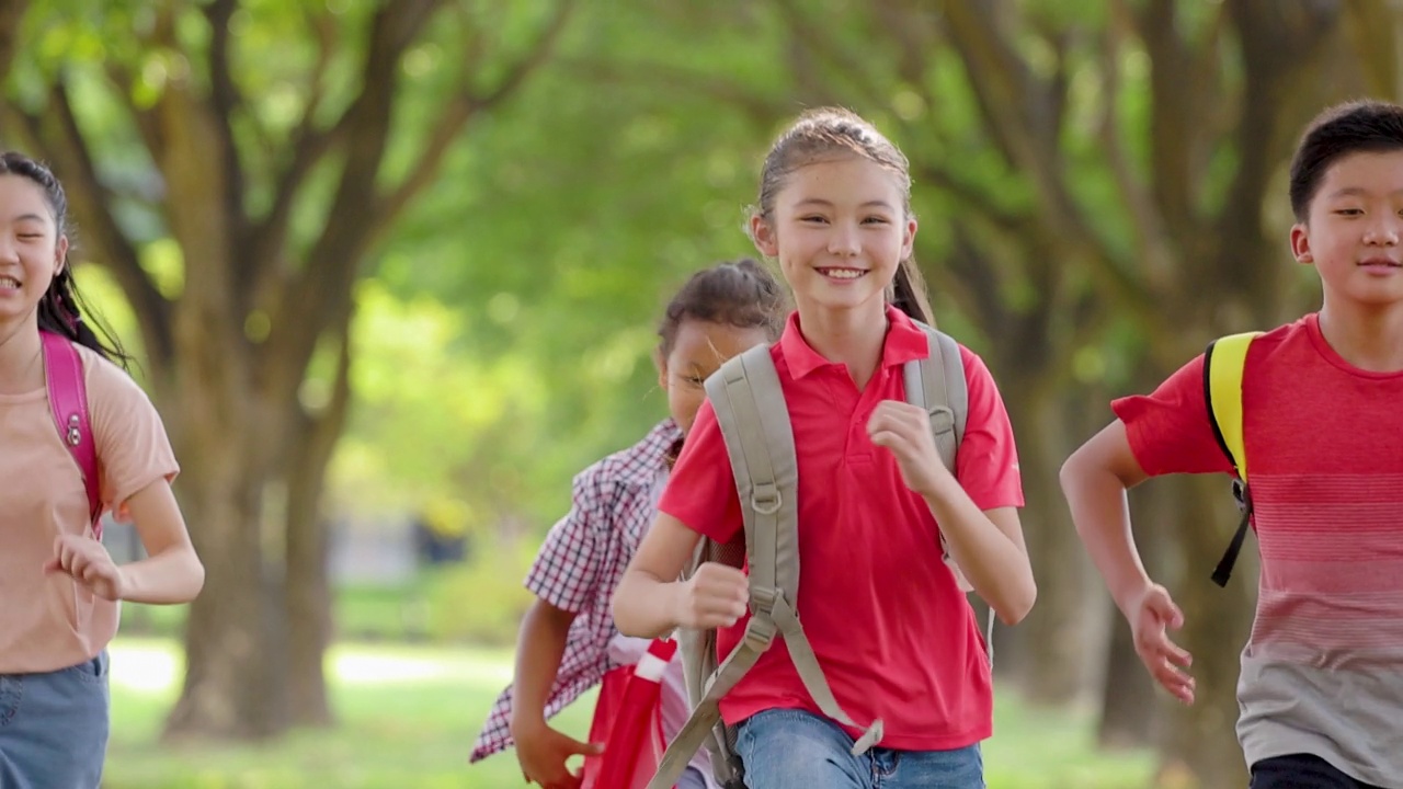 快乐的小学生在学校奔跑。回到学校视频下载