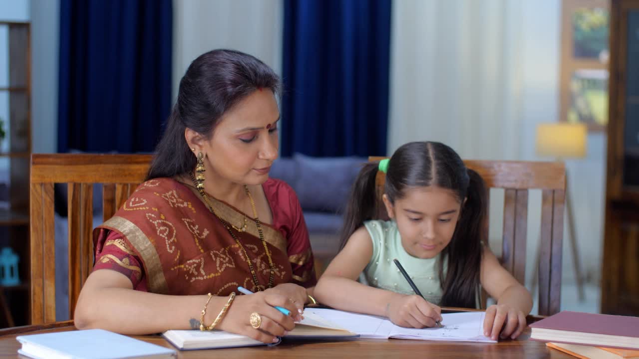 一个小女孩和她的妈妈一起学习-亲子关系，假期作业，倔强的孩子视频素材