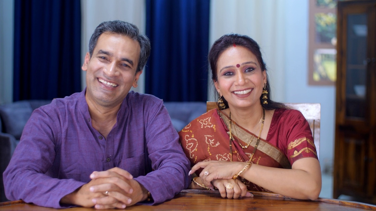一对中年印度夫妇在家里——团聚和亲密，优质时间，夫妻关系，核心家庭视频素材
