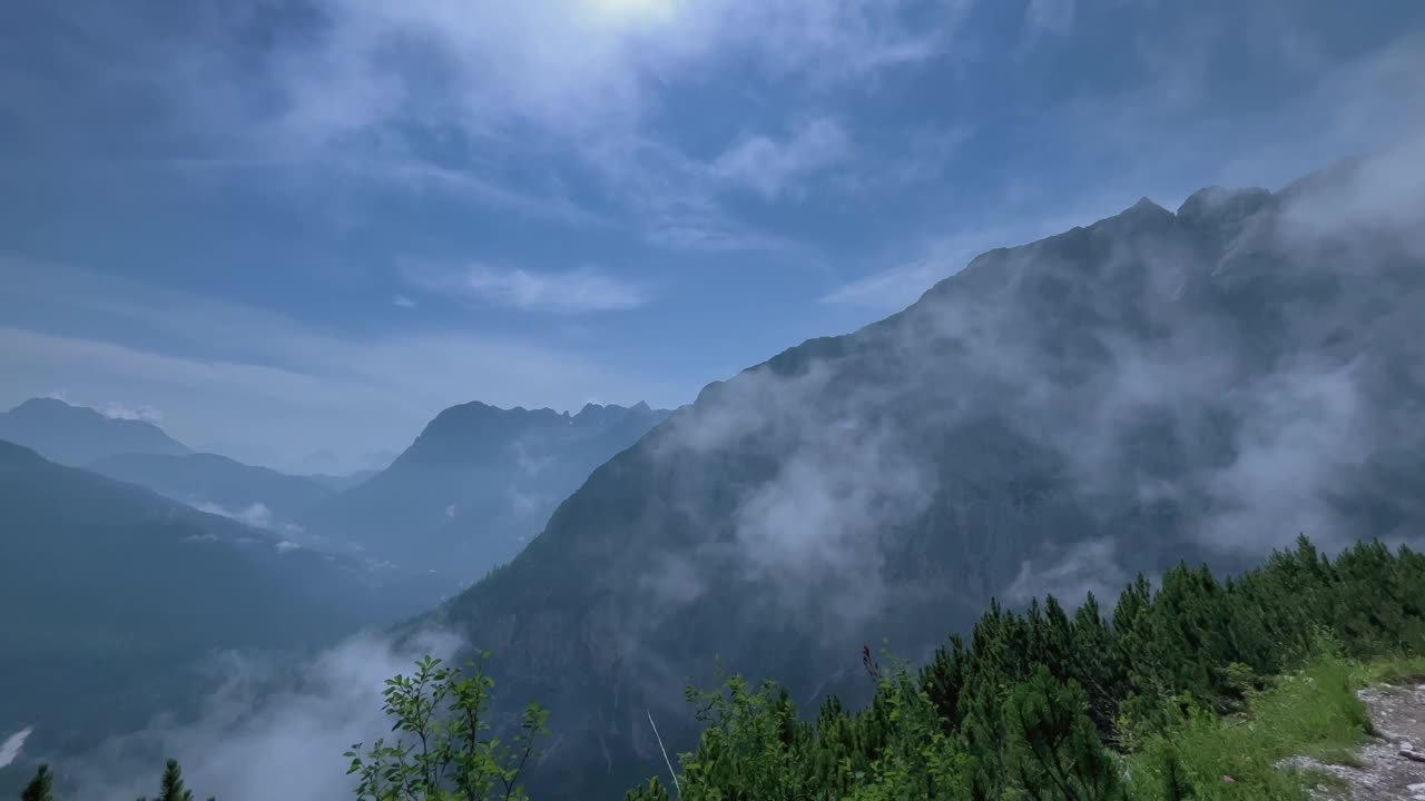 雾笼罩着白云石山脉的山谷视频下载