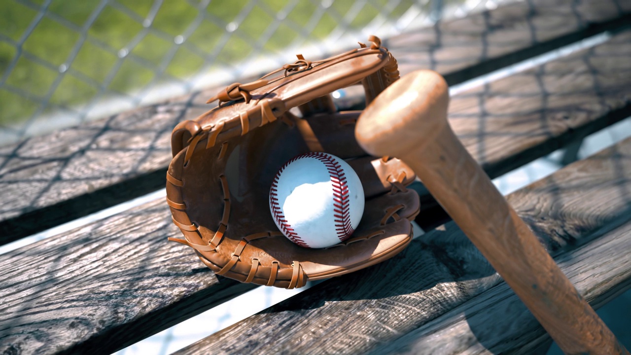 棒球装备在板凳上的特写，旁边是一个长满草的棒球场视频下载