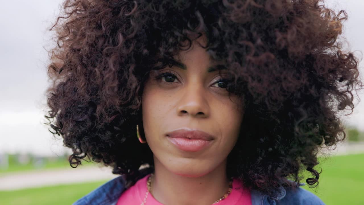 非洲裔美国年轻女孩看镜头户外-真实的人的概念-慢动作视频素材