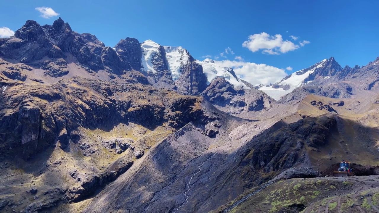 秘鲁雪山安第斯山脉在通往彩虹山的路上视频下载