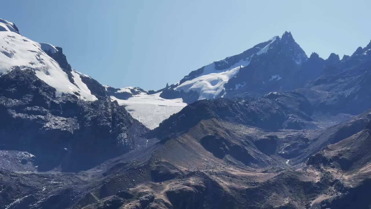 白雪覆盖的山脉旁边的彩虹山秘鲁维尼库卡视频下载