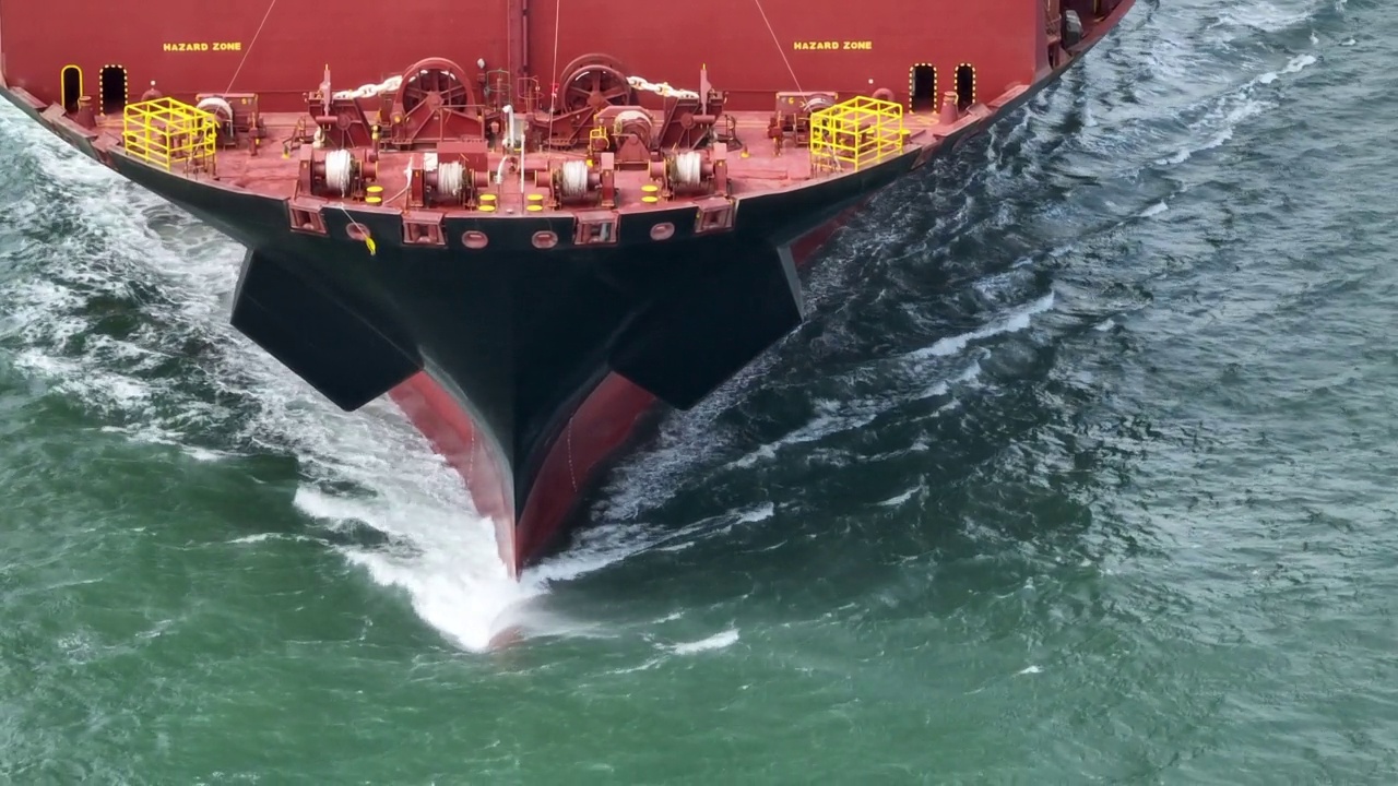 海洋鸟瞰图中的集装箱船艏视频下载