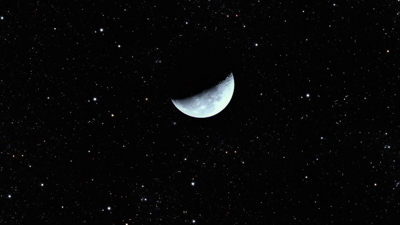 月亮对太空和星星，星空下的新月，4K分辨率。视频素材