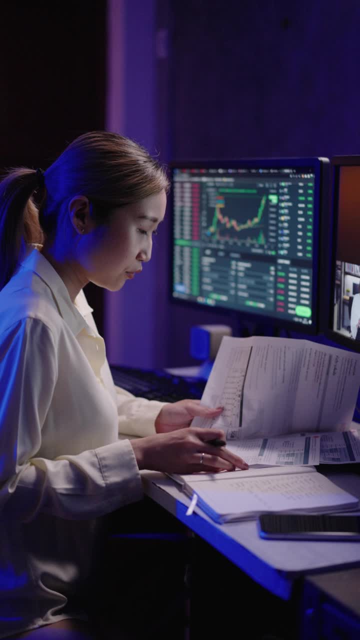 年轻的亚洲女性晚上在她的房间里和她的老师一起学习加密股票交易视频购买