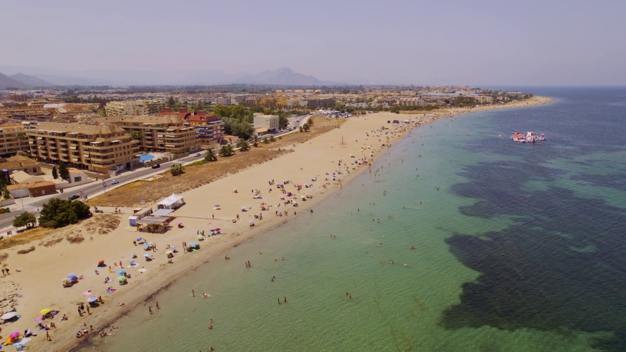 Denia的鸟瞰图，阿利坎特，西班牙。夏季旅游胜地，美丽的海滩。4 k视频素材