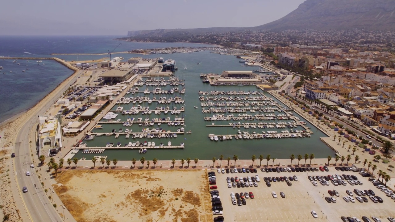 航拍的港口和德尼亚市，阿利坎特，西班牙。夏季旅游胜地，美丽的海滩。4 k视频素材