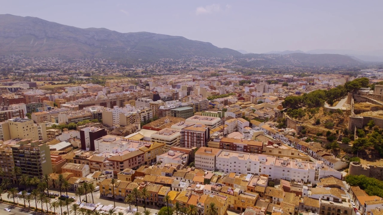 Denia的鸟瞰图，阿利坎特，西班牙。夏季旅游目的地，城市。4 k视频素材