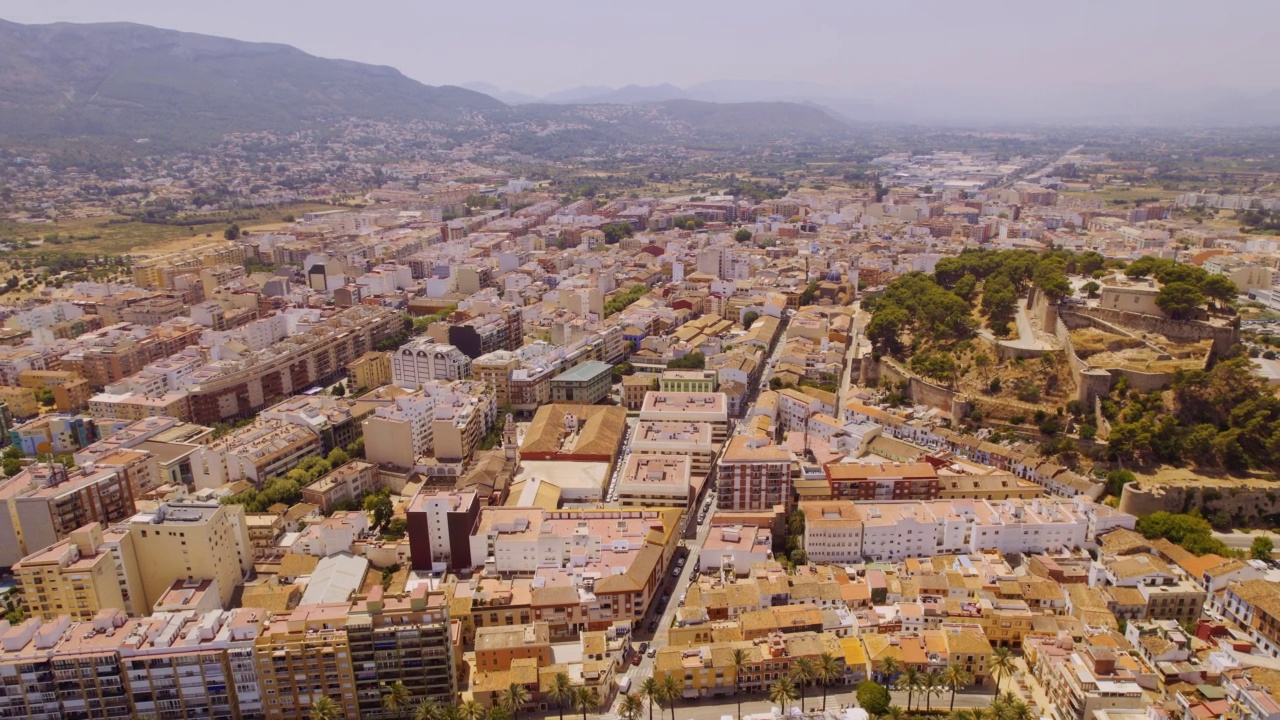 Denia的鸟瞰图，阿利坎特，西班牙。夏季旅游目的地，城市。4 k视频素材