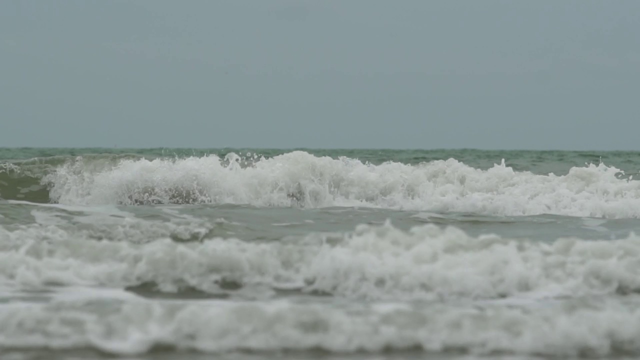 慢镜头，海浪，沙滩。视频素材
